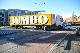 Vrachtauto botst tegen auto in Hilversum