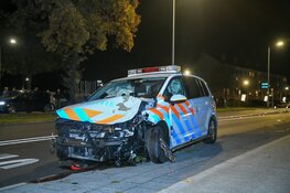 Politieauto, op weg naar melding, betrokken bij aanrijding