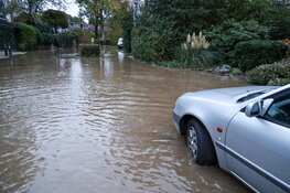 Auto verdwijnt in sinkhole