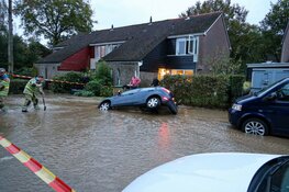 Auto verdwijnt in sinkhole