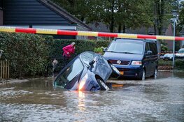 Auto verdwijnt in sinkhole