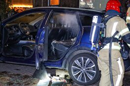 Auto in Hilversum vat vlam door vuurwerkafval