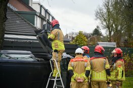 Auto op zijn zijkant bij ongeluk Hilversum