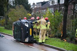 Auto op zijn zijkant bij ongeluk Hilversum