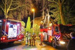Brand in schoorsteen van rietenkapwoning in Bussum