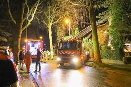 Brand in schoorsteen van rietenkapwoning in Bussum
