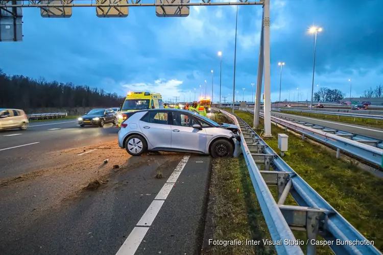 Automobilist rijdt tegen vangrail op A1 ter hoogte van Naarden
