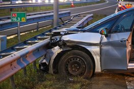 Automobilist rijdt tegen vangrail op A1 ter hoogte van Naarden