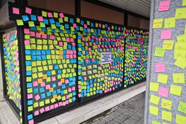 Demonstratie op Media Park: NOS beplakt met memo-papiertjes