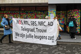 Demonstratie op Media Park: NOS beplakt met memo-papiertjes