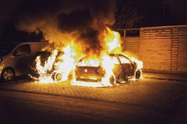Twee auto&#39;s door brand verwoest in Bussum