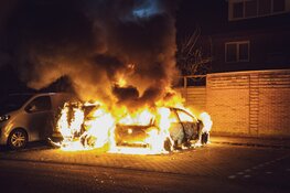 Twee auto&#39;s door brand verwoest in Bussum