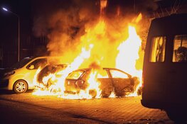 Twee auto&#39;s door brand verwoest in Bussum