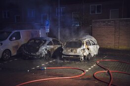 Twee auto&#39;s door brand verwoest in Bussum