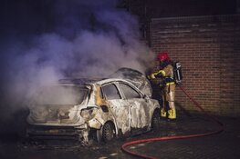Twee auto&#39;s door brand verwoest in Bussum
