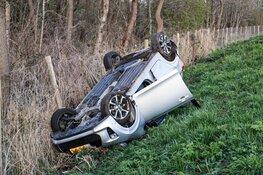 Auto op de kop in Ankeveen langs flauwe bocht N236