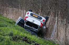 Auto op de kop in Ankeveen langs flauwe bocht N236
