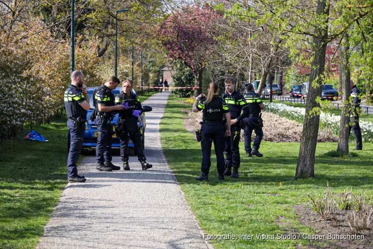 Mannen stelen scooter en verliezen geld op treinspoor in Hilversum