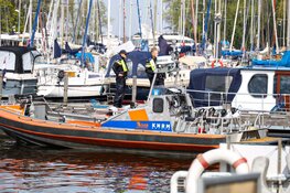 Twee personen gered na omslaan zeiljacht op het Gooimeer