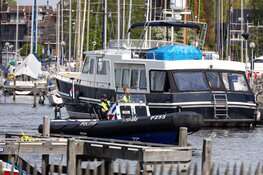 Twee personen gered na omslaan zeiljacht op het Gooimeer