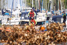Twee personen gered na omslaan zeiljacht op het Gooimeer