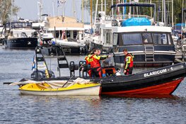 Twee personen gered na omslaan zeiljacht op het Gooimeer