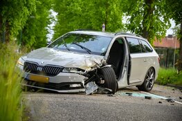 Auto tegen boom op de Rading in Loosdrecht