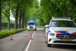 Auto tegen boom op de Rading in Loosdrecht