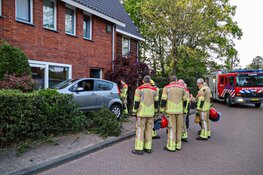 Auto crasht in tuin in Laren