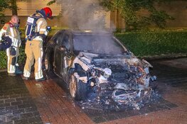 Auto door brand verwoest in Laren