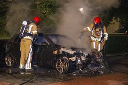 Auto door brand verwoest in Laren