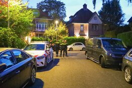 Forensische opsporing doet onderzoek in tuin Bussum na aantreffen overleden persoon