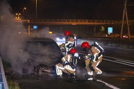 Auto door brand verwoest op A1 bij Laren