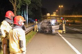 Auto door brand verwoest op A1 bij Laren
