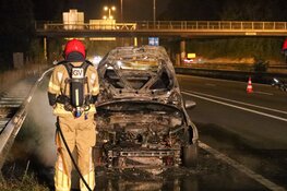 Auto door brand verwoest op A1 bij Laren