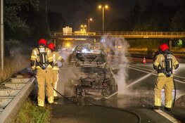 Auto door brand verwoest op A1 bij Laren
