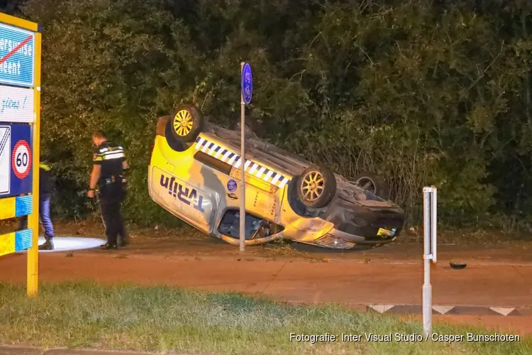 Bestelbus crasht in Hilversum, bestuurder nergens te bekennen