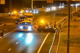Automobilist crasht op A1
