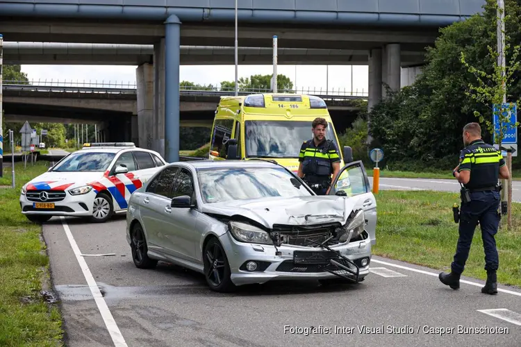 Auto tegen vrachtwagen gereden in Naarden