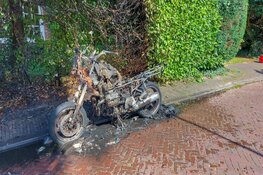 Motor vliegt spontaan in brand in Laren