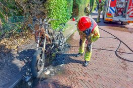 Motor vliegt spontaan in brand in Laren
