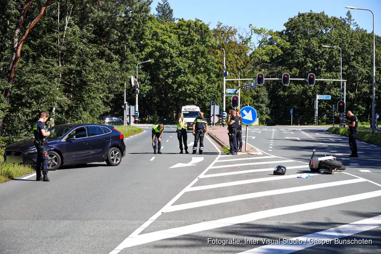 Motorrijder aangereden door auto in Bussum