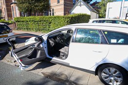 Man gewond bij uitstappen van auto