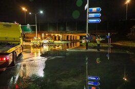 Auto`s komen vast te staan door hevige regenval