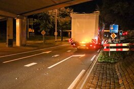 Lading van vrachtwagen raakt viaduct bij Laren