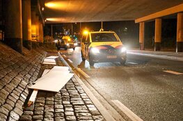 Lading van vrachtwagen raakt viaduct bij Laren