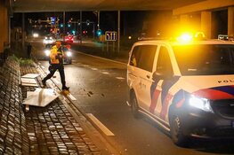 Lading van vrachtwagen raakt viaduct bij Laren