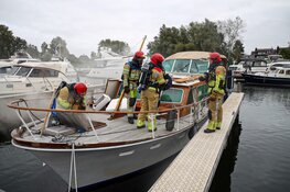 Brand in jachthaven in Naarden