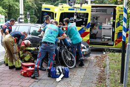 Aangereden fietser komt klem te zitten in Naarden