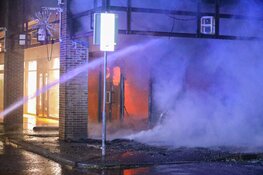 Brand verwoest kledingwinkel in Huizen